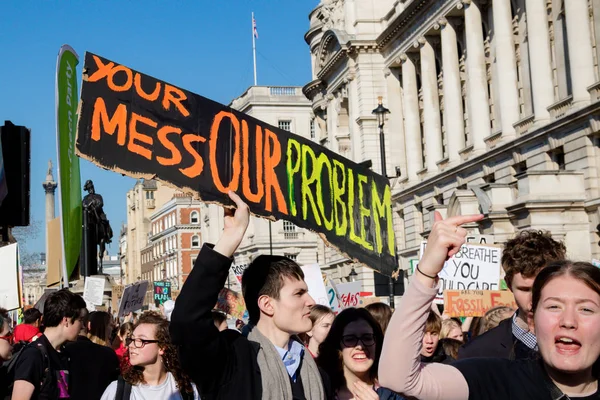 Londra, İngiltere, Amerika Birleşik Devletleri 15 Şubat 2019:-okul çarpıcı yaş arası çocuk merkezi Londra'da bir afiş tutarak iklim değişikliği üzerinde