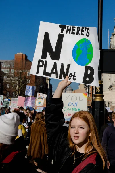 Londra, İngiltere, Amerika Birleşik Devletleri 15 Şubat 2019:-okul çarpıcı yaş arası çocuk merkezi Londra'da bir afiş tutarak iklim değişikliği üzerinde
