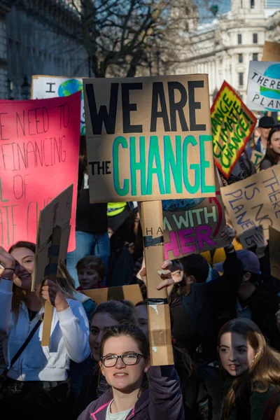 2019年2月15日 伦敦市中心的学龄儿童因气候变化阶段而罢工 静坐抗议封锁唐宁街附近的白厅 — 图库照片