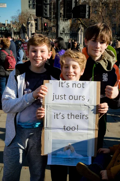 ロンドン イギリス イギリス 2019 ロンドン中心部でプラカードを持って気候変動に対する学童学校を打つ — ストック写真