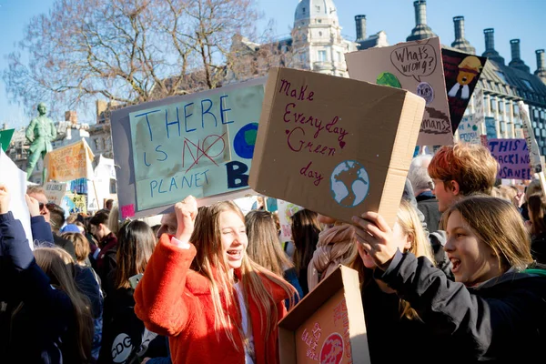 2019年2月15日 持有标语牌 在伦敦市中心打击学龄儿童的气候变化 — 图库照片