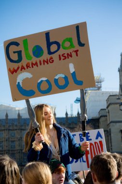 Londra, İngiltere, Amerika Birleşik Devletleri 15 Şubat 2019:-okul çarpıcı yaş arası çocuk merkezi Londra'da bir afiş tutarak iklim değişikliği üzerinde