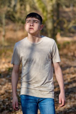 Parlak bir bahar gününde dışında genç çocuk