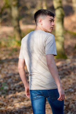 Parlak bir bahar gününde dışında genç çocuk