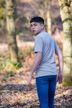 Parlak bir bahar gününde dışında genç çocuk