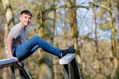 Parlak bir bahar gününde dışında genç çocuk