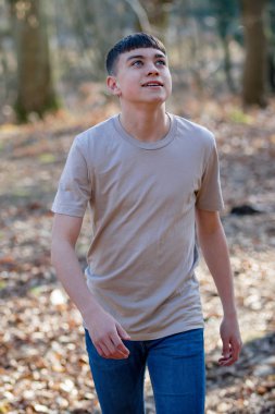 Parlak bir bahar gününde dışında genç çocuk