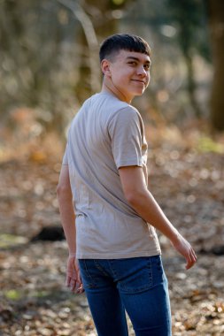 Parlak bir bahar gününde dışında genç çocuk