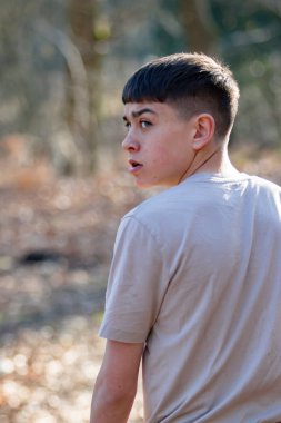 Parlak bir bahar gününde dışında genç çocuk