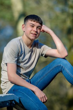 Parlak bir bahar gününde dışında genç çocuk