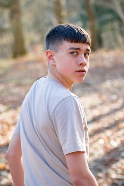 Parlak bir bahar gününde dışında genç çocuk