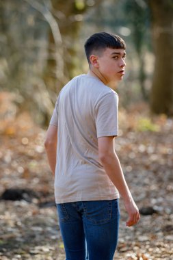 Parlak bir bahar gününde dışında genç çocuk