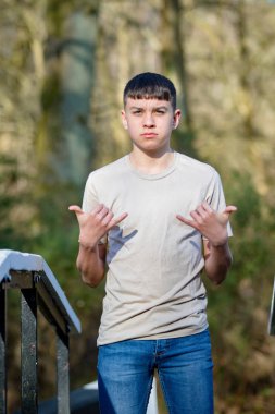 Parlak bir bahar gününde dışında genç çocuk