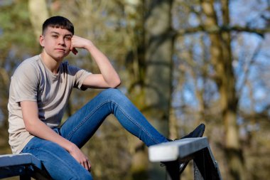 Parlak bir bahar gününde dışında genç çocuk