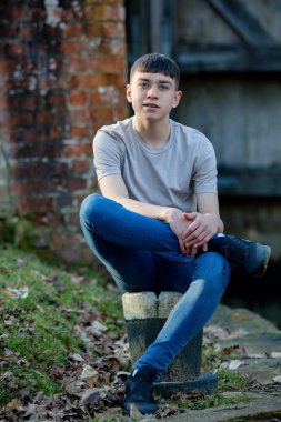 Parlak bir bahar gününde dışında genç çocuk