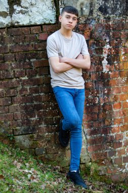 Parlak bir bahar gününde dışında genç çocuk