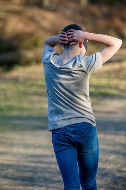 Parlak bir bahar gününde dışında genç çocuk