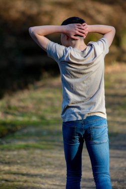 Parlak bir bahar gününde dışında genç çocuk