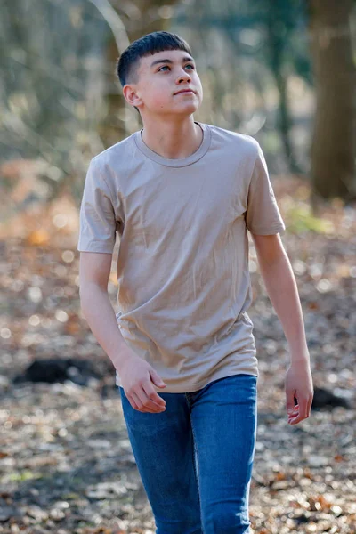 Egy ragyogó tavaszi napon kívül tizenéves fiú — Stock Fotó