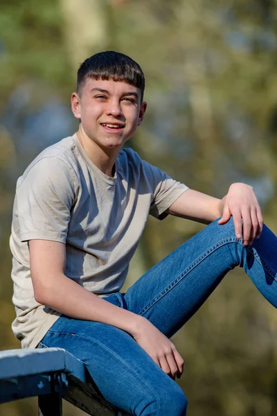 Adolescente menino fora em um brilhante primavera dia — Fotografia de Stock