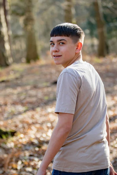 Adolescente menino fora em um brilhante primavera dia — Fotografia de Stock