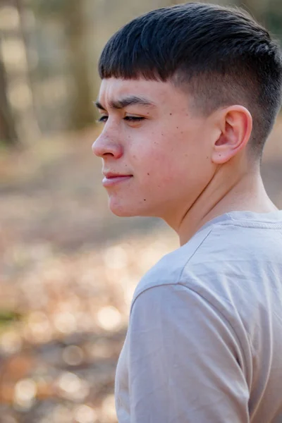 Adolescente afuera en un brillante día de primavera —  Fotos de Stock