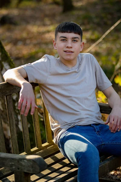 Adolescente menino fora em um brilhante primavera dia — Fotografia de Stock