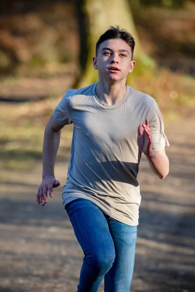 Adolescente menino fora em um brilhante primavera dia — Fotografia de Stock