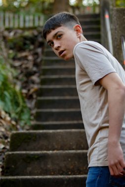 Parlak bir bahar gününde dışında genç çocuk