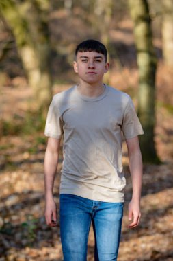 Parlak bir bahar gününde dışında genç çocuk