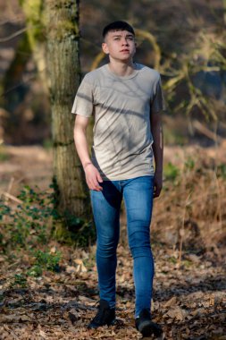 Parlak bir bahar gününde dışında genç çocuk