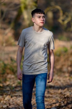 Parlak bir bahar gününde dışında genç çocuk