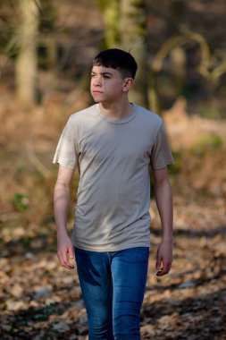 Parlak bir bahar gününde dışında genç çocuk