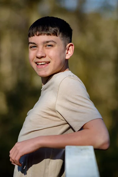 Adolescente menino fora em um brilhante primavera dia — Fotografia de Stock