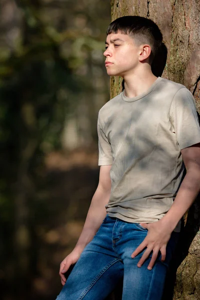 Dospívající chlapec venku za jasného dne na jaře — Stock fotografie