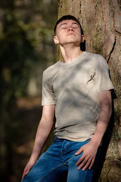 Adolescente menino fora em um brilhante primavera dia — Fotografia de Stock