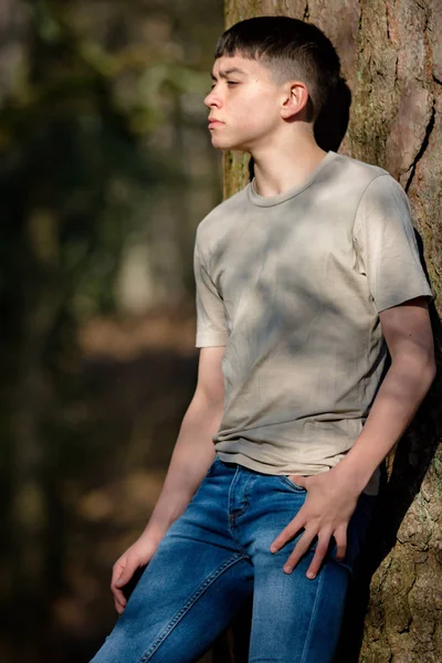 Nastoletni chłopiec poza w jasny dzień wiosny — Zdjęcie stockowe