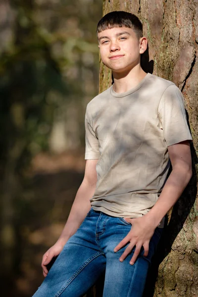 Parlak bir bahar gününde dışında genç çocuk — Stok fotoğraf