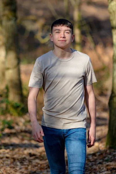 Teenager an einem strahlenden Frühlingstag draußen — Stockfoto