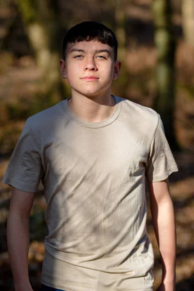 Egy ragyogó tavaszi napon kívül tizenéves fiú — Stock Fotó