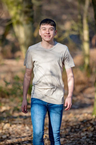 Adolescente menino fora em um brilhante primavera dia — Fotografia de Stock