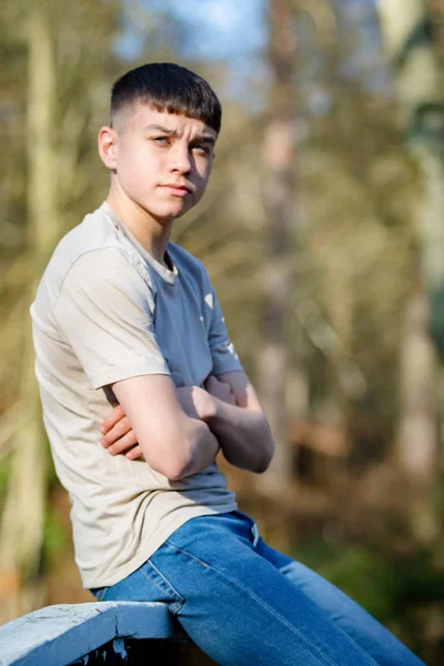 Adolescente menino fora em um brilhante primavera dia — Fotografia de Stock