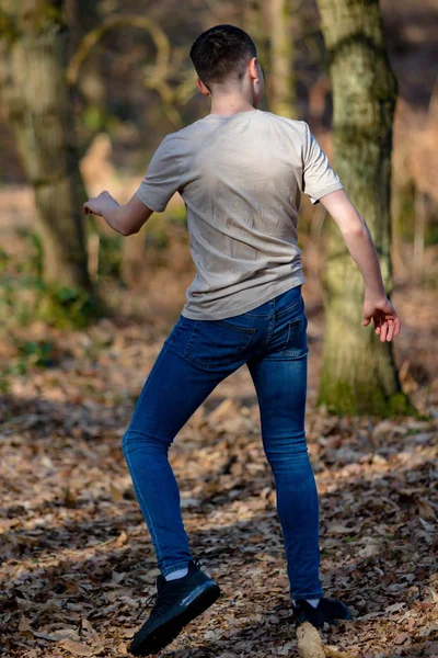 Adolescente menino fora em um brilhante primavera dia — Fotografia de Stock