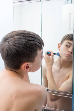 Genç çocuk sabah tıraş