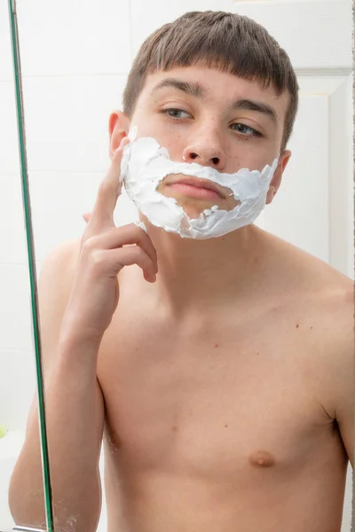 Мальчик-подросток бреется утром — стоковое фото