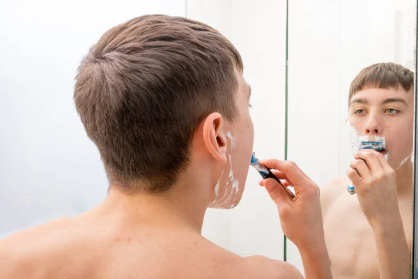 Adolescente ragazzo rasatura al mattino — Foto Stock