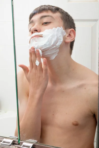 朝の髭剃り 10 代の少年 — ストック写真