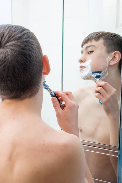 Adolescente ragazzo rasatura al mattino — Foto Stock