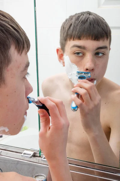 Adolescente ragazzo rasatura al mattino — Foto Stock