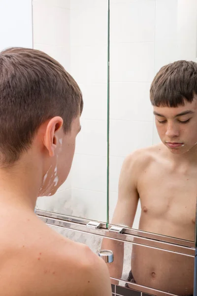 Adolescente ragazzo rasatura al mattino — Foto Stock